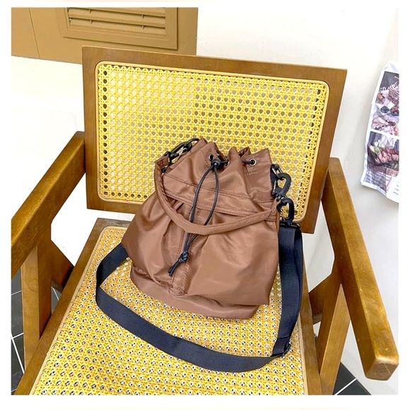 NWT Drawstring Nylon Waterproof Bucket Bag - Picture 6 of 8